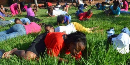 Ingin dekat dengan Tuhan, orang-orang ini makan rumput