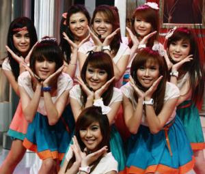 SNSD Vs CherryBelle (Band Plagiat asal Indo)