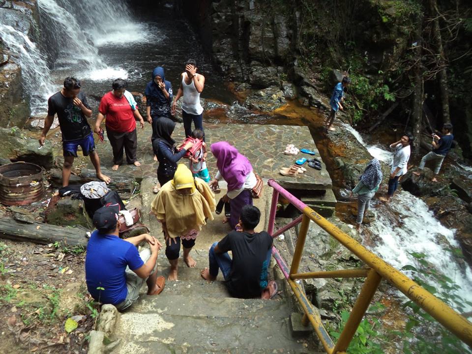 6 Hal Yang Sering Dibawa Saat Berkunjung Ke Air Terjun &#91;selow om..&#93;