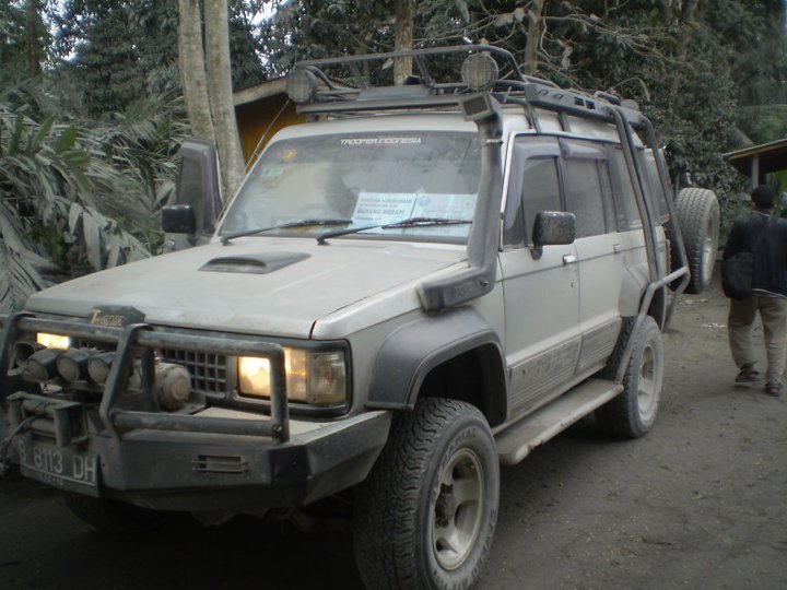 DIJUAL CHEVROLET TROOPER DIESEL 4JG2T - WARNA SILVER TAHUN 1994 - 5 PINTU