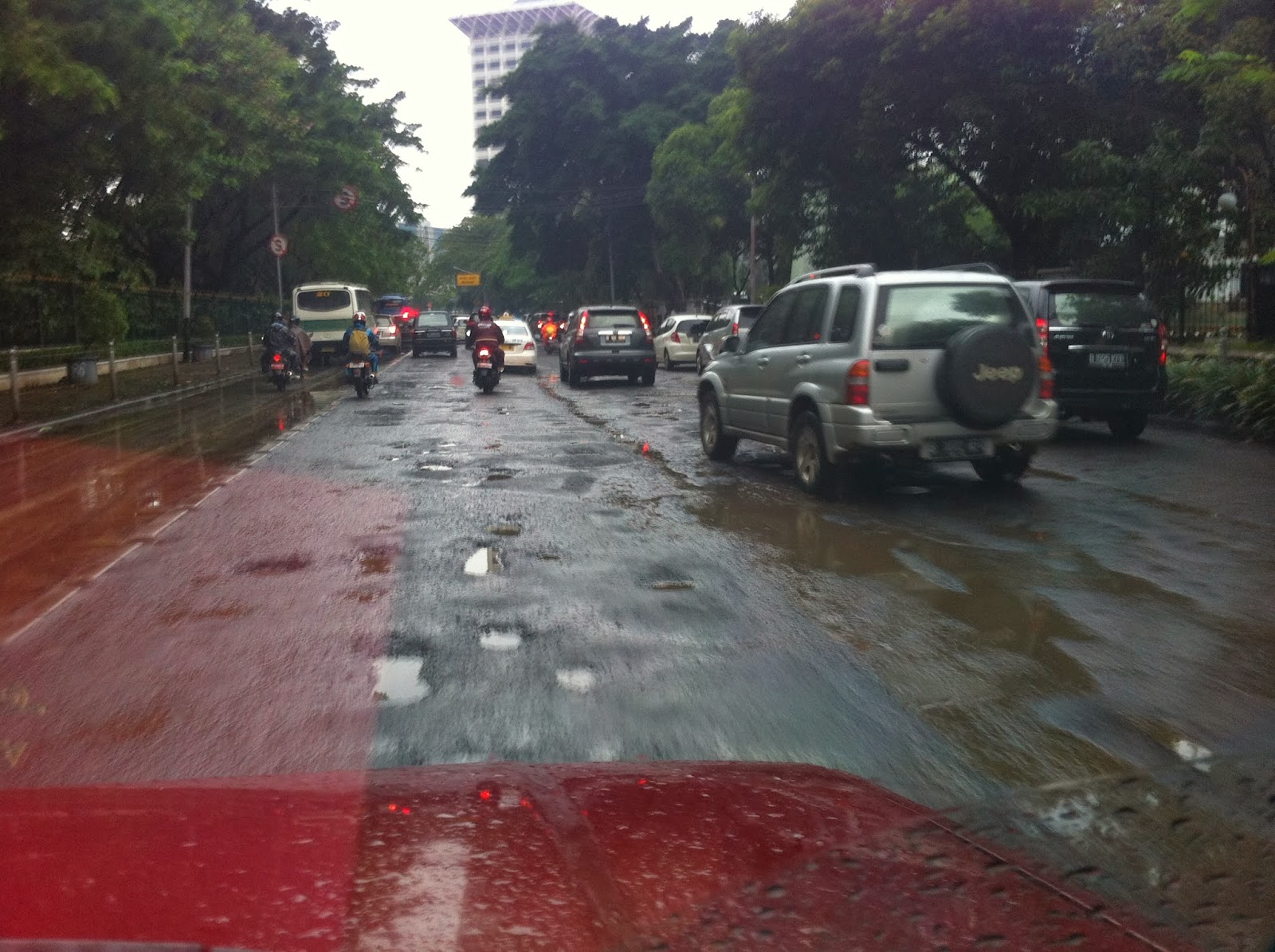 Jalan Banyak Berlubang Sepanjang 100 meter di Kementrian Luar Negeri Jl.Pejambon