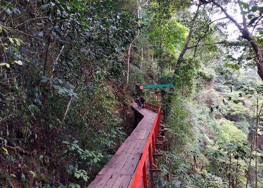 Tebing Indah Yang Mengelilingi Wisata Curug Lawe Semarang !