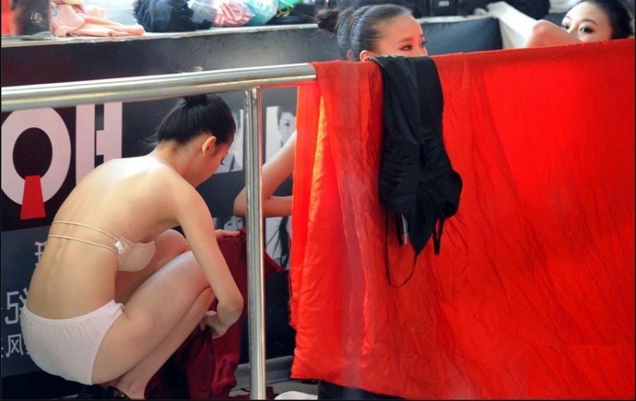 Gila ! Toko FASHION Obral Harga, Pengunjung Nyoba Baju, Buka Sembarangan (Semi Nude)