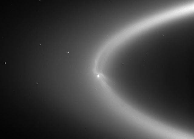 10 Bulan Teraneh dalam Tata Surya