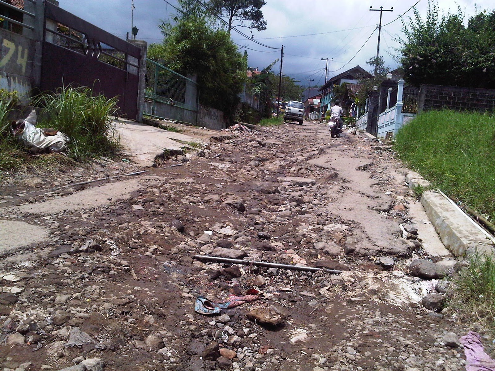 Jalan Rusak Bertebaran di Pelosok Negeri, Sampai Kapan Akan Didiamkan?