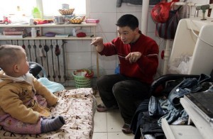 Unik ! Keluarga yang tinggal di toilet selama 6 tahun