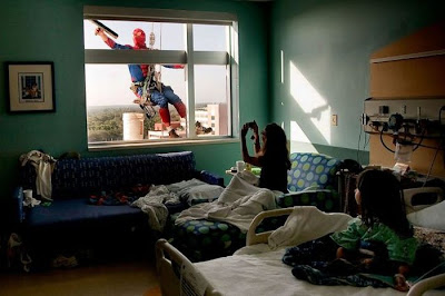 Saat Superhero Menjadi Petugas Kebersihan Demi Mereka