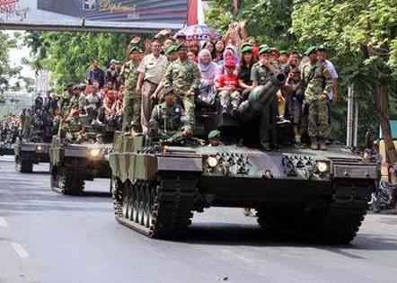Foto Tank Leopard Tidak Rusak Aspal Jalanan Surabaya