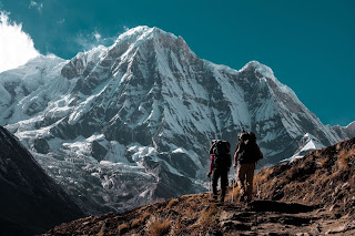 Hobi Mendaki Gunung? 5 Aplikasi Ini Wajib Kamu Install di Smartphone!