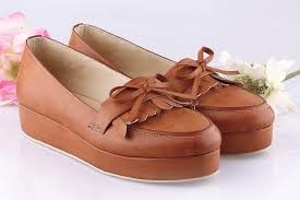 SEPATU YANG TREND DIGUNAKAN WANITA