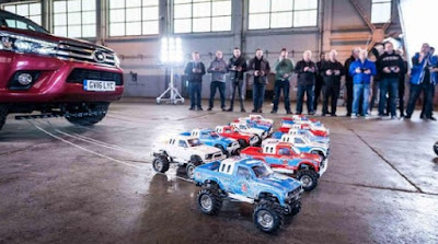 Wow, Toyota Hilux Ditarik dengan 15 Mobil Remot Kontrol