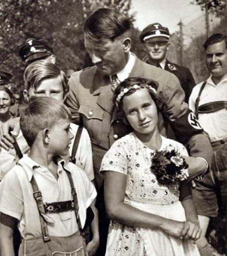 Foto-Foto &quot;Manusiawi&quot; Seorang Hitler Yang Coba Dihapus Sejarah 