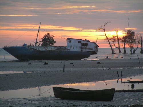 Objek Wisata Tanah Bumbu Mappanretasi (Pesta Laut Pantai Pagatan Setiap Bulan April)