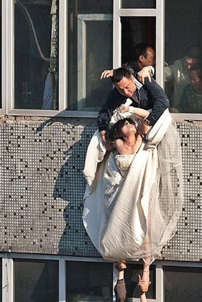 Foto-foto Penyelamatan PENGANTIN PEREMPUAN
