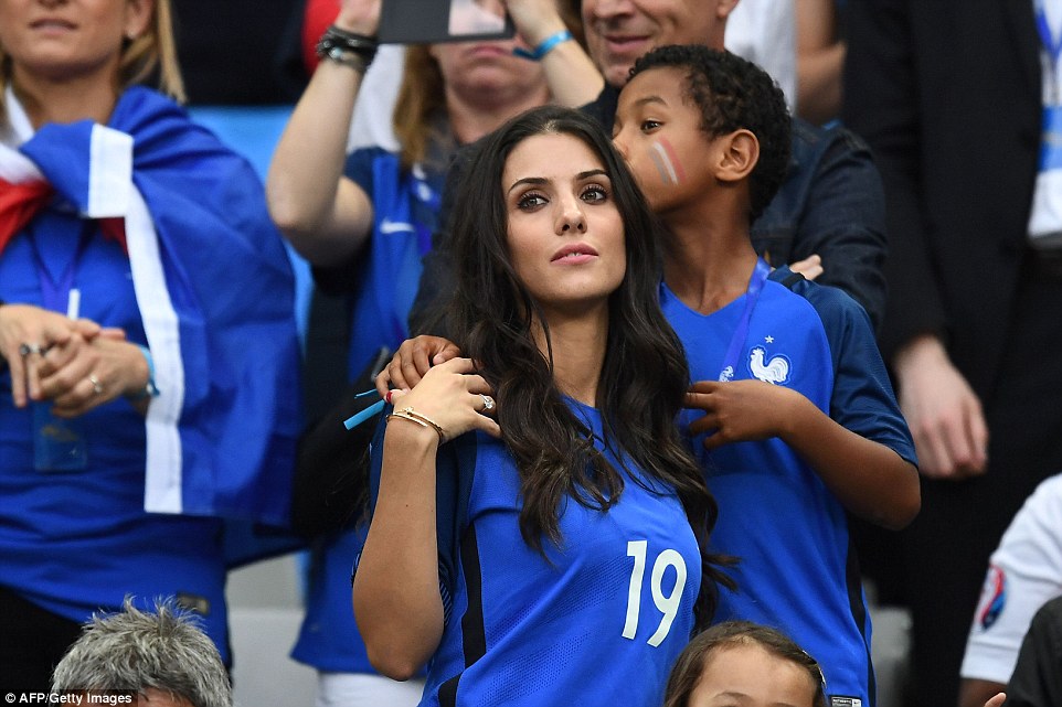 Pantes Semangat Banget, WAGs Pemain Prancis Kayak Gini Gan !