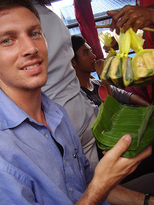  Enam Bentuk Bungkusan Daun Pisang Khas Nusantara 