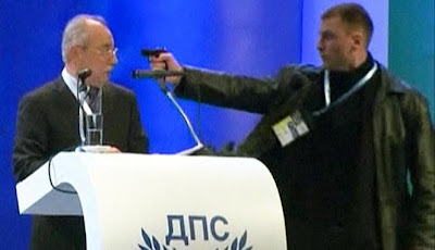 Politisi Bulgaria di Todong Pistol Saat Pidato (+Video)