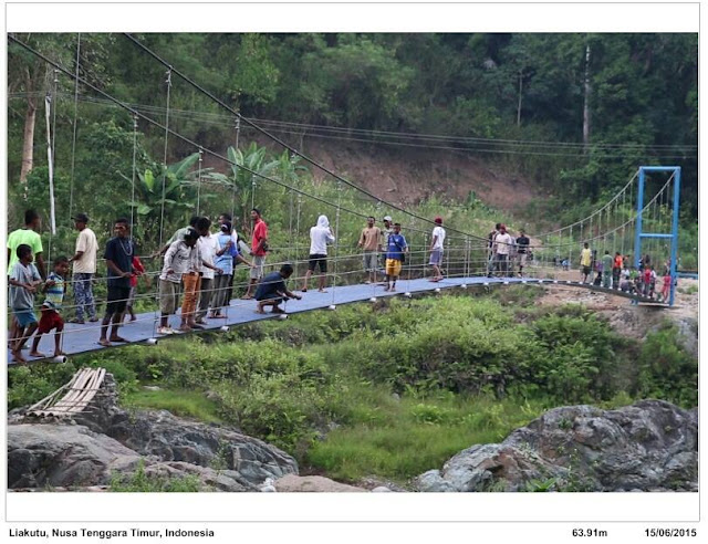 MASUK Gan, Salut dengan Bule ini Bangun 50 Jembatan Untuk Pelosok Indonesia