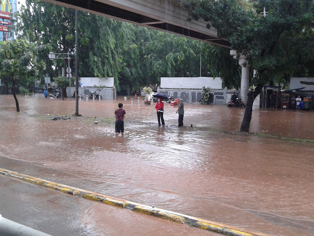 Foto-foto Banjir di Jalan Sudirman Jakarta Pusat