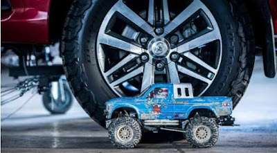 Wow, Toyota Hilux Ditarik dengan 15 Mobil Remot Kontrol