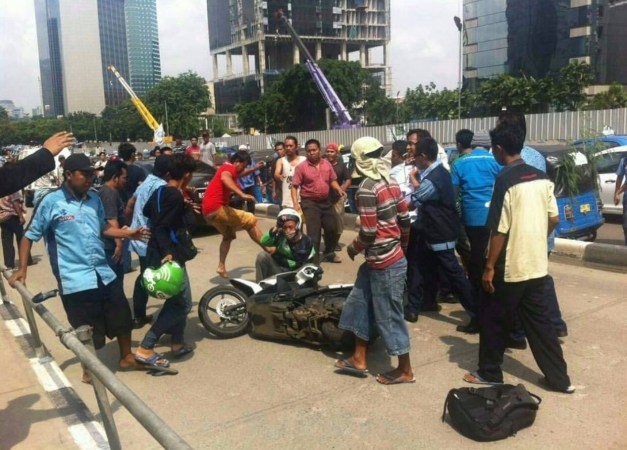 Demo Anarkis Sopir Taksi, Bawa Parang dan Pukuli Driver Gojek