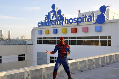Saat Superhero Menjadi Petugas Kebersihan Demi Mereka