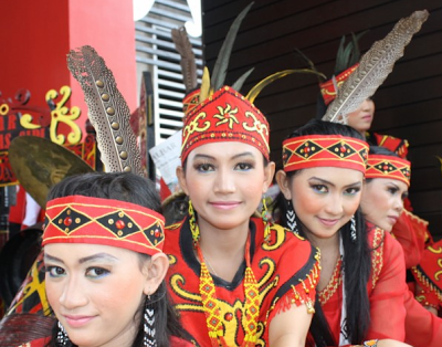 Pesona Gadis Dayak dan Mitos Tentang Mereka