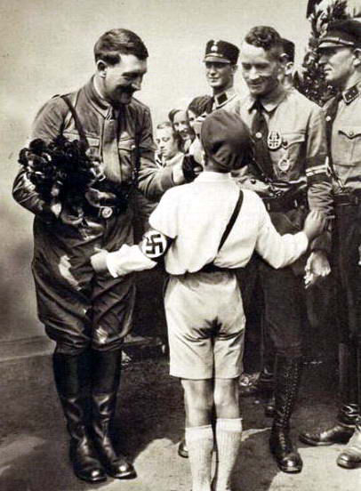 Foto Sisi Baik Hitler Yang tidak Dipublikasikan