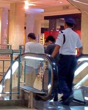 Ariel dan Sophia Latjuba Kepergok Gandengan di Mal?