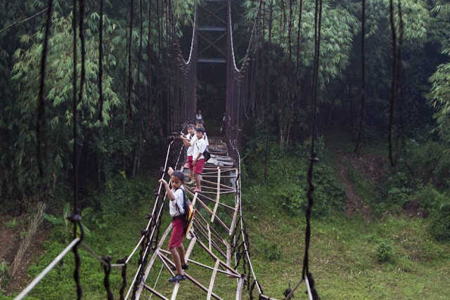 MASUK Gan, Salut dengan Bule ini Bangun 50 Jembatan Untuk Pelosok Indonesia