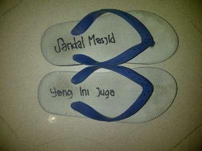 Tiru 9 Trik Ala 'James Bond' Ini Buat Menyelamatkan Sandal Saat Jumatan