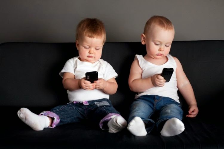 3 Kesalahan Orang Tua yang Memicu Anak Kecanduan Smartphone