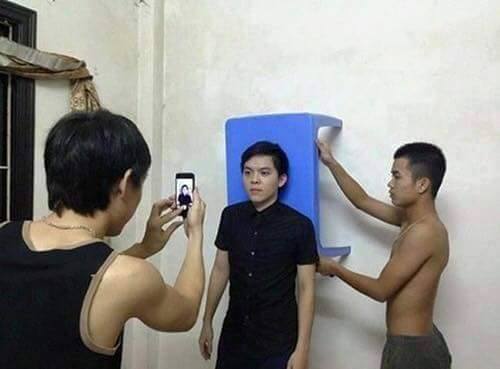 6 Foto Gokil Mengakali Pas Foto Latar Belakang Biru