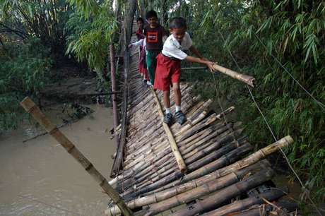 MASUK Gan, Salut dengan Bule ini Bangun 50 Jembatan Untuk Pelosok Indonesia