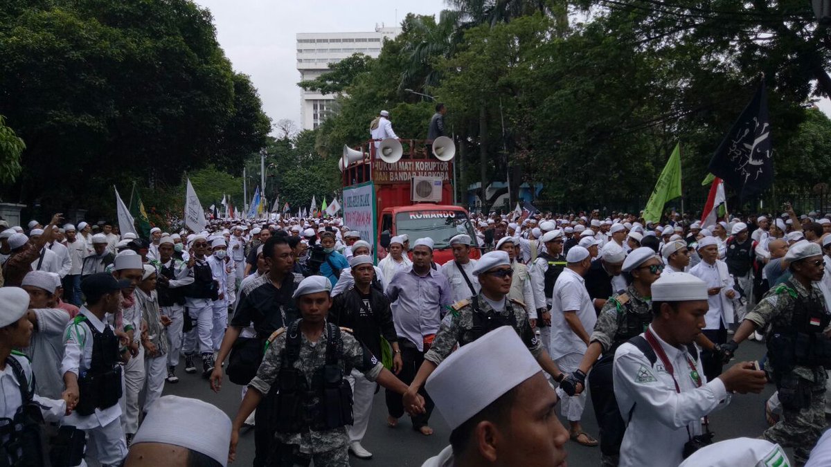 Inilah Foto-foto Ratusan Ribu Umat Islam Hadiri "Aksi Bela Islam"