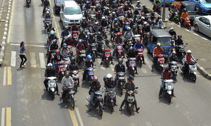 KEBIASAAN-KEBIASAAN BURUK PENGGUNA JALAN DI INDONESIA