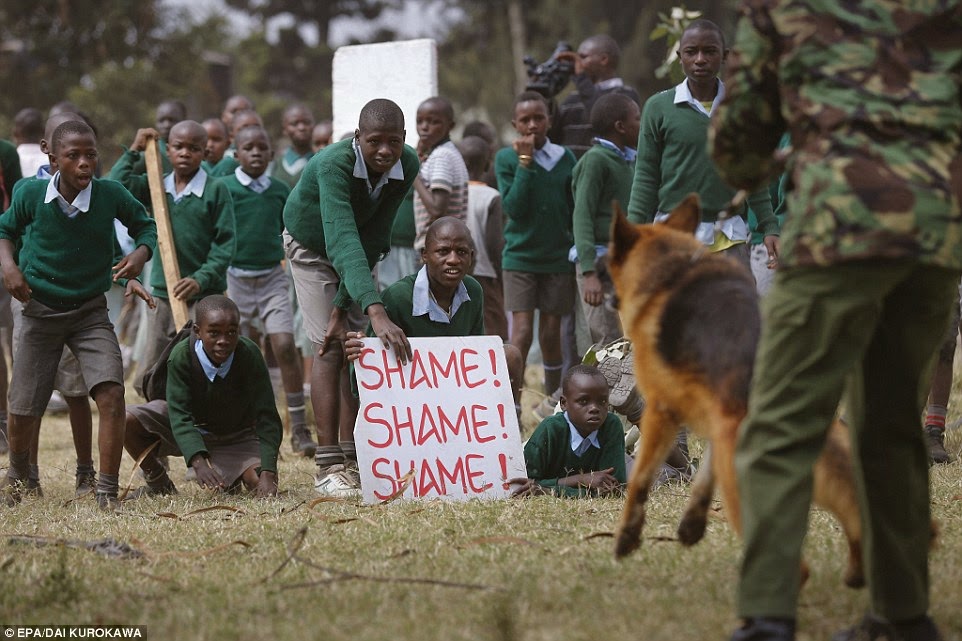 Anak2 dilawan pake Gas Airmata.. Huh!!