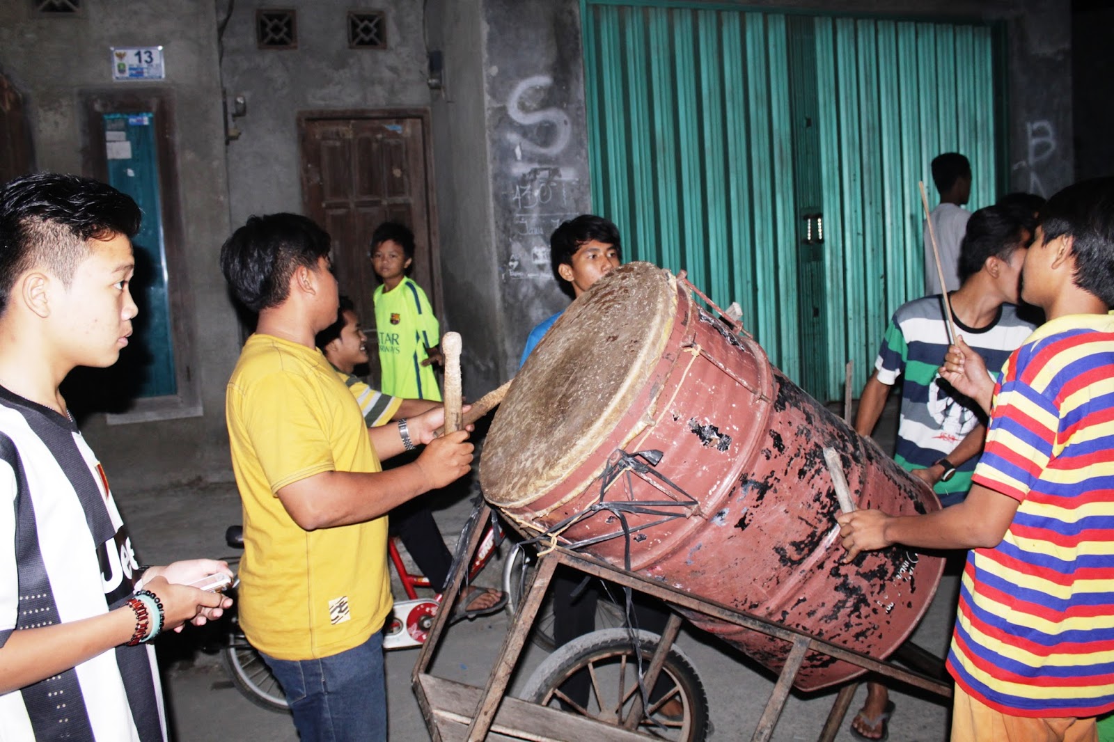 Pengalaman Ketemu Mbak Kunti Sewaktu Bangunin Orang Sahur!, Mbak Kunti Ikut Keliling?