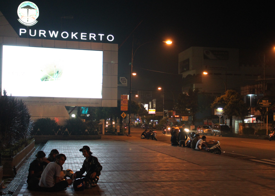 Asyiknya Ngabuburit Di Alun-alun Purwokerto