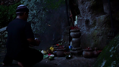 Mitos Air Awet Muda - Petirtaan Candi Jolotundo (banyak cewek cewek mandi disini)