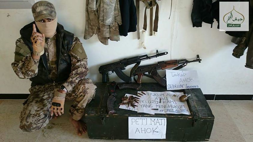 Netizen Dikejutkan Foto Seruan #TangkapAhok dari Mujahidin Jaisy Al Fath Di Suriah