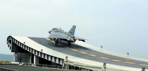 versi-al-dari-lca-tejas-selesai-test-flight