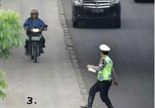 Ojeg vs polisi ( pict ) GAK NGAKAK ANE RELA PUTUS SAMA SAHRINI GAN !