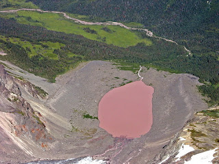 8 Danau Berwarna Pink