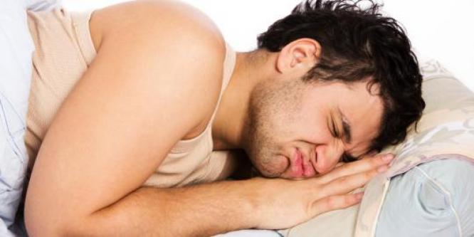 Dampak Negatif Tidur Dekat Ponsel