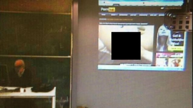 10 Foto Orang-orang yang Ketangkap Basah Lagi Nonton Video Porno di Tempat Umum