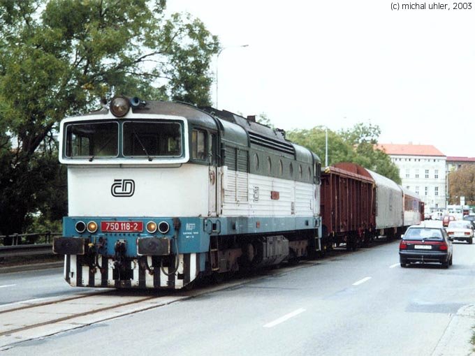 Kereta Api di Tengah Jalan Raya 