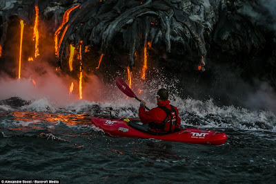 &#91;Must See&#93; Ekstrim, Mendayung Perahu di Antara Lelehan Lava