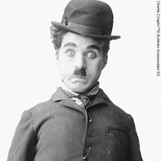 wajah charlie chaplin jika tanpa kumis