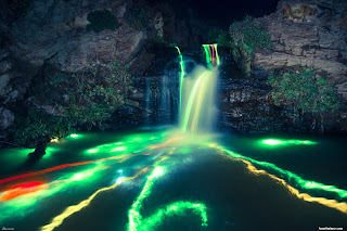 Foto air terjun yang menyala